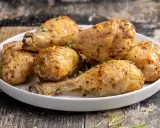 Fusi di pollo dorati e succulenti, cotti alla perfezione nella friggitrice ad aria, conditi con erbe aromatiche.