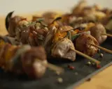 Spiedini succulenti con carne e peperoni, cotti alla perfezione nella friggitrice ad aria. Un piatto gustoso e veloce.