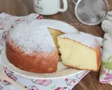 Torta yogurt greco soffice e profumata, cosparsa di zucchero a velo. Perfetta per la colazione o la merenda.