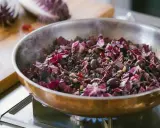 Radicchio in padella con olive e pinoli, un contorno saporito che profuma di casa.