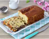 Plumcake con gocce di cioccolato, soffice e invitante, pronto per essere gustato.