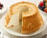 Torta soffice e leggera, un dolce con albumi veloce da preparare, servita con frutti di bosco freschi.