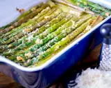 Asparagi al forno gratinati, dorati e saporiti, pronti per essere gustati.