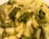 Un primo piatto cremoso: pasta con asparagi freschi e una salsa vellutata.