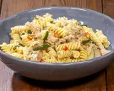 Fusilli con tonno, zucchine e peperoncino, un piatto gustoso e colorato.