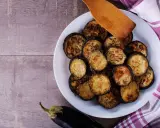 Fette di melanzane grigliate in friggitrice ad aria, dorate e pronte per essere gustate.