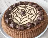 Torta Kinder Bueno con decorazione a ragnatela in cioccolato e tanti pezzi di Kinder Bueno a guarnire.