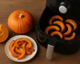 Fette di zucca dorate e cotte nella friggitrice ad aria, pronte per essere gustate.
