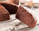Una fetta di soffice torta alla nutella, appena sfornata, su una griglia di raffreddamento.