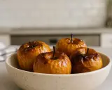 Mele cotte in friggitrice ad aria, dorate e profumate, pronte per essere gustate.