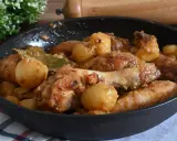 Un saporito pollo in umido con patate e alloro, cotto in padella.