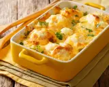 Cavolfiore al forno con pangrattato e formaggio filante, guarnito con prezzemolo fresco. Un piatto invitante e saporito.