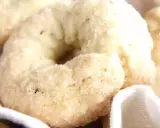 Ciambelline al vino dorate e zuccherate, un dolce tradizionale pronto da gustare.