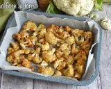 Cavolfiore al forno dorato e croccante, pronto per essere gustato. Un contorno semplice e saporito.
