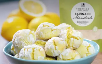 Biscotti con farina di mandorle, morbidi e profumati, pronti per essere gustati con limoni freschi.