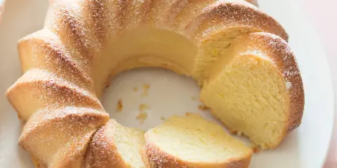 Deliziosa torta di ricotta, soffice e profumata, cosparsa di zucchero a velo. Perfetta per ogni occasione.