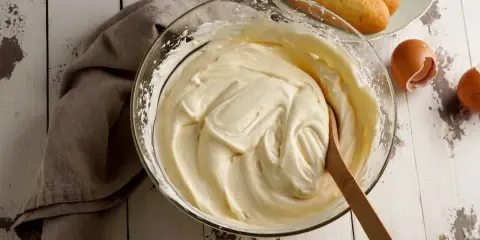 Crema soffice di mascarpone e panna montata, pronta per un dolce delizioso.