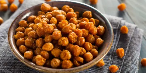 Ciotola piena di ceci croccanti al forno, uno snack sano e gustoso.