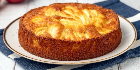Torta di mele velocissima in 10 minuti, dorata e profumata, pronta per essere gustata.