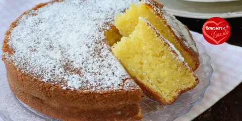 Torta allo yogurt semplice e veloce, soffice e profumata, cosparsa di zucchero a velo. Perfetta per ogni momento della giornata.