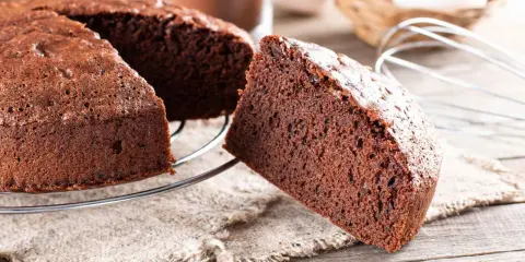 Una fetta di soffice torta alla nutella, appena sfornata, su una griglia di raffreddamento.