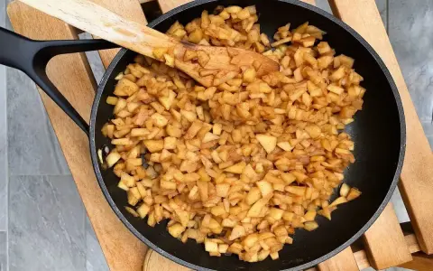 Frittata di mele in padella, un dolce veloce e goloso pronto in 5 minuti. Mele a cubetti dorate e speziate, perfette per ogni momento.