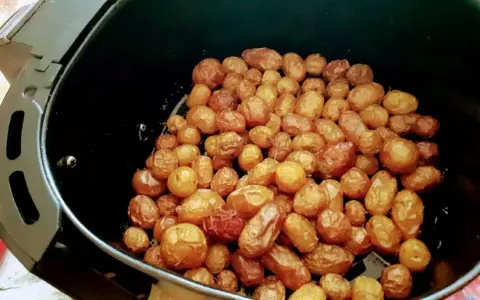 Patate novelle dorate e croccanti appena sfornate dalla friggitrice ad aria.