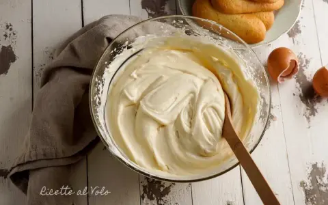 Crema soffice di mascarpone e panna montata, pronta per un dolce delizioso.