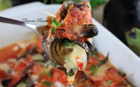Melanzane alla pizzaiola filanti e saporite, un piatto che conquista al primo assaggio.
