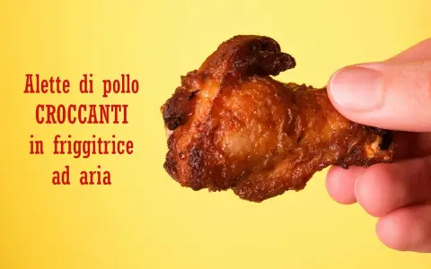 Alette di pollo croccanti in friggitrice ad aria, dorate e pronte da gustare.