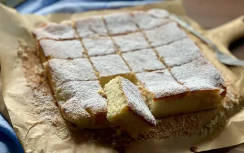 Una deliziosa torta delle monache, tagliata a quadrotti e cosparsa di zucchero a velo, pronta per essere gustata.