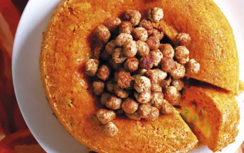 Tortino arancione ripieno, con polpettine al centro. Un classico dei primi piatti della domenica, invitante e saporito.