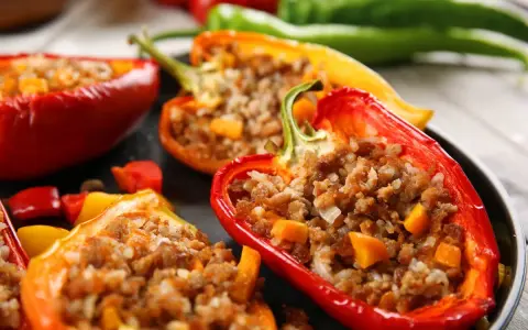 Peperoni ripieni senza carne, un piatto colorato e saporito, con un ripieno di riso e verdure.