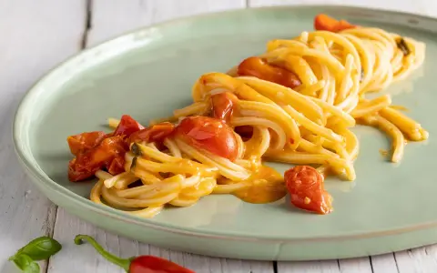 Spaghetti allo scarpariello con pomodorini e peperoncino, un piatto semplice e gustoso.