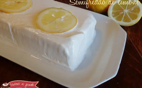 Un delizioso semifreddo al limone, guarnito con fette di limone fresco, pronto per essere gustato.