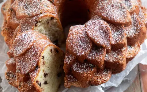 Torta al mascarpone soffice e profumata, con gocce di cioccolato e una spolverata di zucchero a velo. Perfetta per ogni occasione.