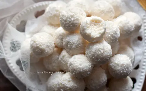 Un mucchio di deliziose palline di cocco, ricoperte da scaglie bianche e soffici, invitano ad essere assaggiate.