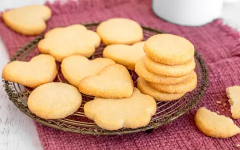Biscotti classici a forma di cuore e fiore, perfetti per ogni occasione. Una deliziosa ricetta da provare subito!