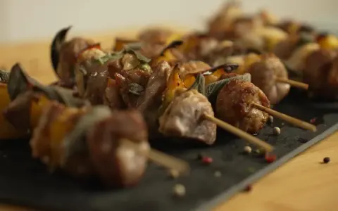 Spiedini succulenti con carne e peperoni, cotti alla perfezione nella friggitrice ad aria. Un piatto gustoso e veloce.