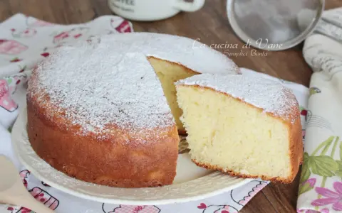 Torta yogurt greco soffice e profumata, cosparsa di zucchero a velo. Perfetta per la colazione o la merenda.
