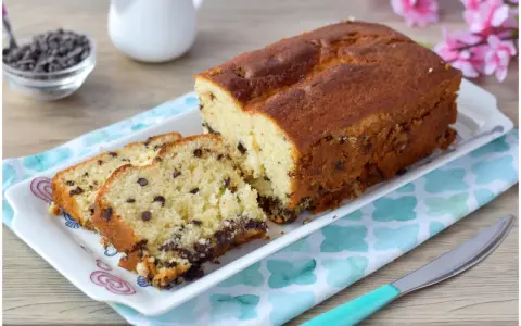 Plumcake con gocce di cioccolato, soffice e invitante, pronto per essere gustato.