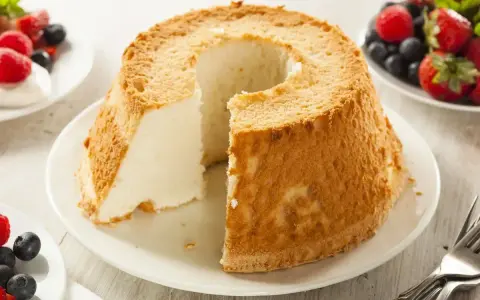 Torta soffice e leggera, un dolce con albumi veloce da preparare, servita con frutti di bosco freschi.
