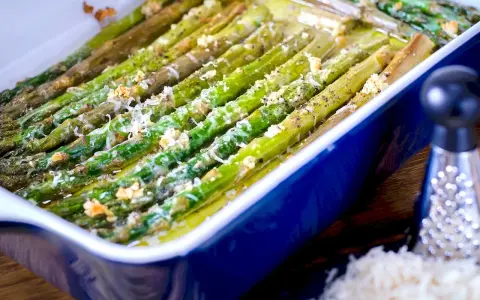 Asparagi al forno gratinati, dorati e saporiti, pronti per essere gustati.