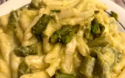 Un primo piatto cremoso: pasta con asparagi freschi e una salsa vellutata.