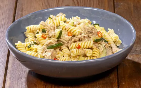 Fusilli con tonno, zucchine e peperoncino, un piatto gustoso e colorato.