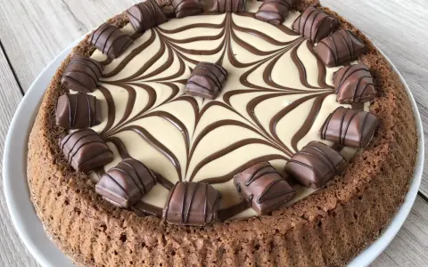 Torta Kinder Bueno con decorazione a ragnatela in cioccolato e tanti pezzi di Kinder Bueno a guarnire.