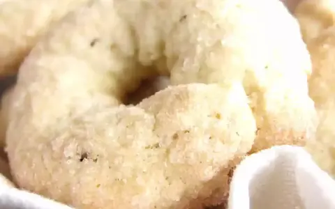Ciambelline al vino dorate e zuccherate, un dolce tradizionale pronto da gustare.