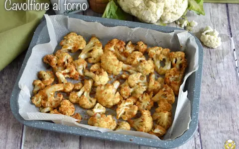 Cavolfiore al forno dorato e croccante, pronto per essere gustato. Un contorno semplice e saporito.