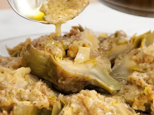 Carciofi alla romana ricetta: carciofi stufati con un condimento saporito, pronti per essere gustati.