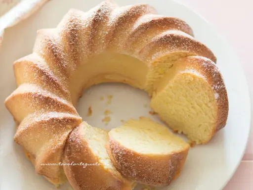Deliziosa torta di ricotta, soffice e profumata, cosparsa di zucchero a velo. Perfetta per ogni occasione.